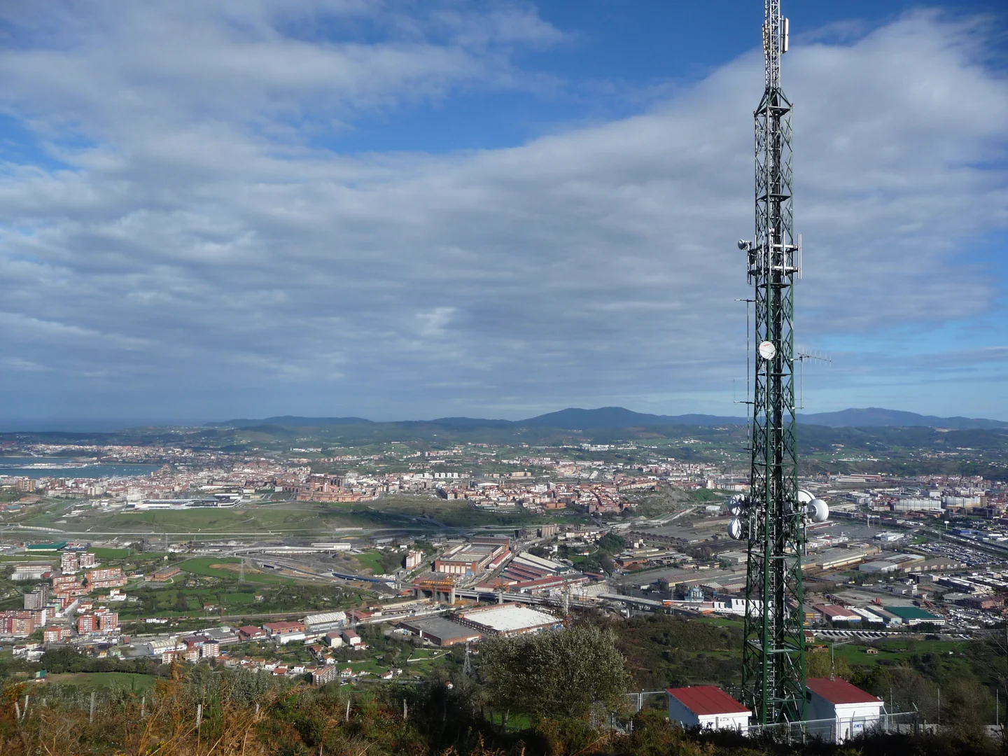 Torre de radiocomunicaciones con una panorámica urbana